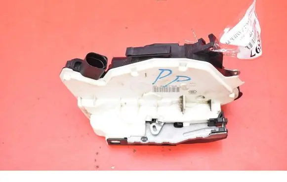 Volkswagen Tiguan Front door lock 5N1837016E