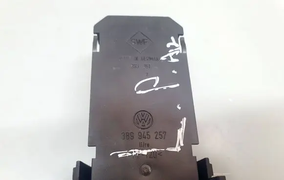 Volkswagen PASSAT B5 Tail light bulb cover holder 3B9945257 393361