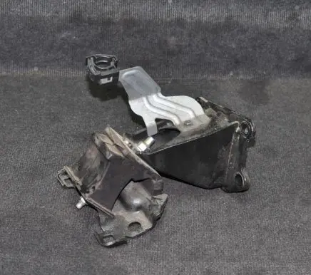 Nissan NP300 Engine mount bracket