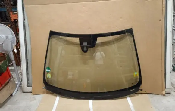 Volvo V50 Front windscreen/windshield window 