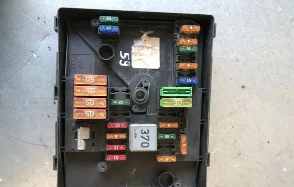 Volkswagen Golf V Fuse module 1K0937125A