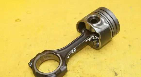 Toyota Avensis T270 Piston with connecting rod