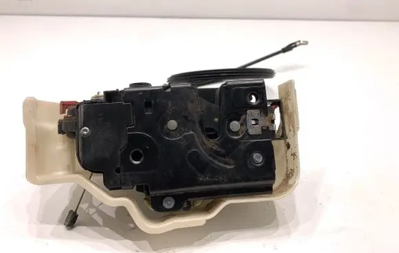 Volkswagen Touran I Rear door lock 