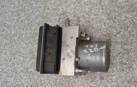 Toyota Avensis T270 ABS Pump