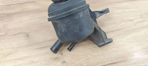 Mercedes-Benz E W211 Power steering fluid tank/reservoir A2034600083