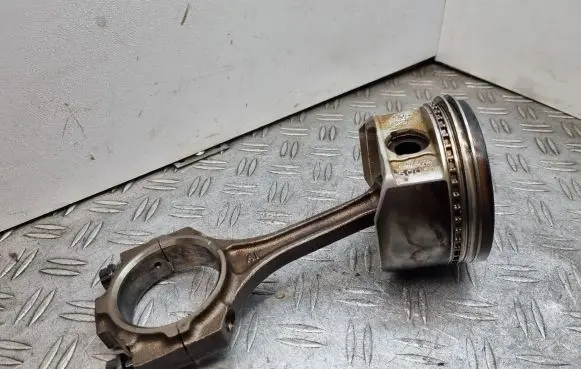 Toyota Land Cruiser (J100) Piston with connecting rod 50051