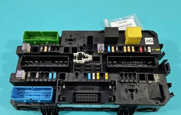 Opel Zafira B Fuse box set 13206759 IMPRK1523620