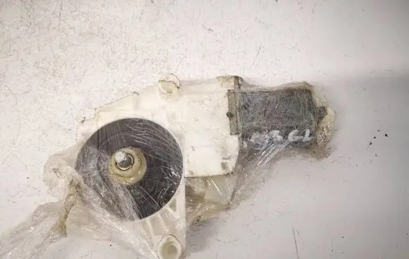 Mercedes-Benz GL X166 Front door window regulator motor A1669060301 0130822755