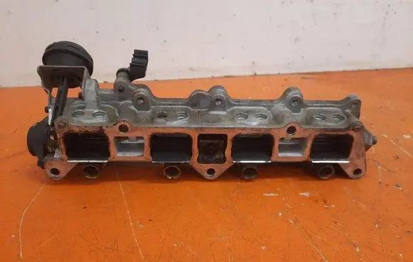 Volkswagen Golf IV Fuel distributor 03C133204A