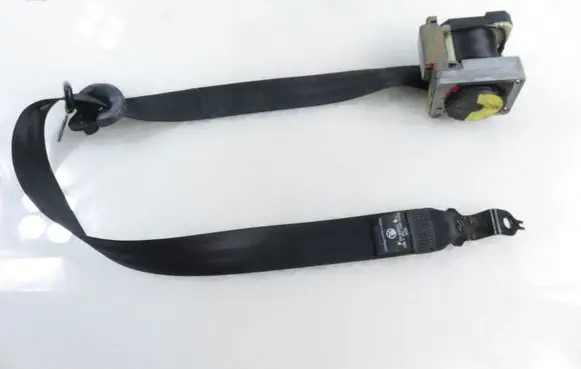 Skoda Fabia Mk1 (6Y) Front seatbelt 33009799 6Y0857702A