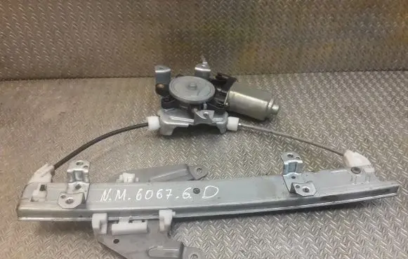 Rear window lifting mechanism without motor