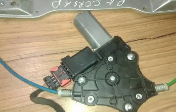 Opel Corsa D Front door window regulator motor 7200900