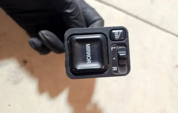 Wing mirror switch