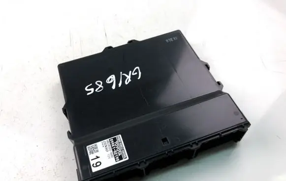 Toyota Corolla E120 E130 Comfort/convenience module 8998102190