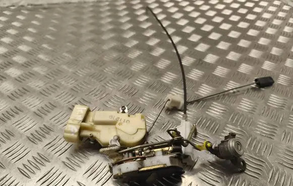 Toyota Yaris Front door lock 011219
