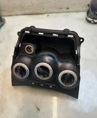 Hyundai i10 Climate control/heater control trim U054074813