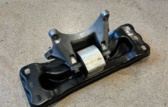 Mercedes-Benz C AMG W204 Gearbox mounting bracket A2042420040 A1712400018
