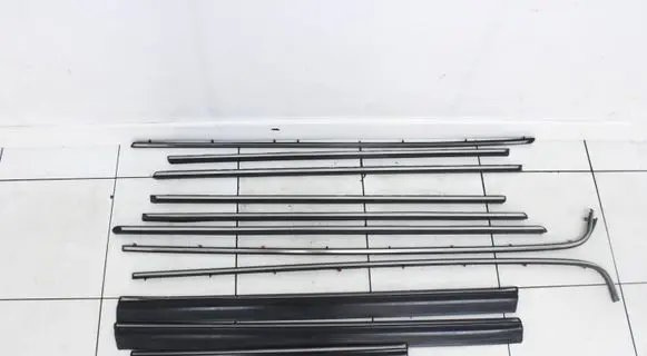 Mercedes-Benz 200 300 W123 Side skirt rear trim 