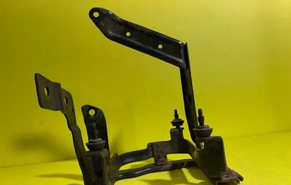Volvo V50 Power steering pump mounting bracket 