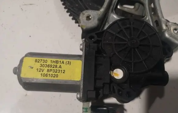 Nissan Micra Front door window regulator motor 827301hb1a 3036928a
