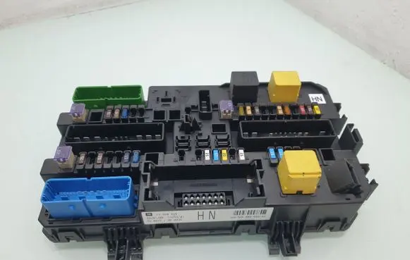 Opel Zafira B Fuse module 13220829