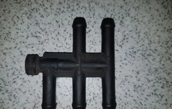 BMW 5 E39 Fuel distributor 1184632