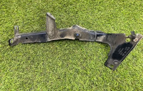 Fender mounting bracket