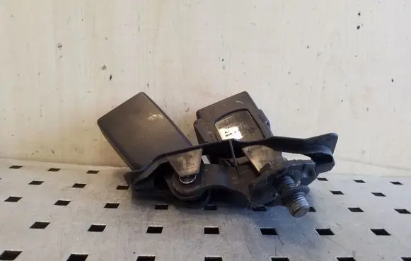 Middle seatbelt buckle (rear)