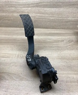 Accelerator throttle pedal