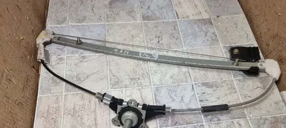 Rear door manual window regulator