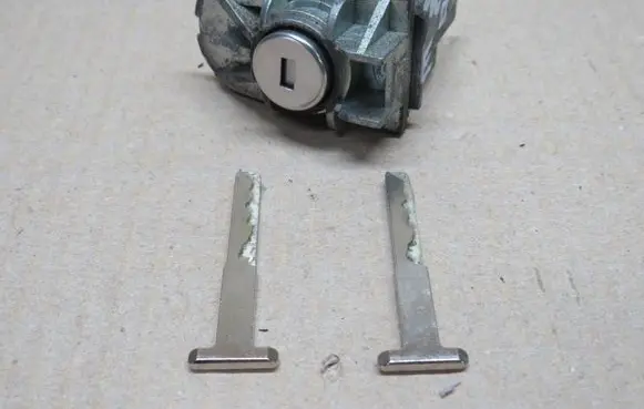 Ford Kuga II Front door lock (next to the handle) 