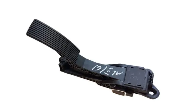 Mercedes-Benz ML W164 Accelerator throttle pedal A1643000104