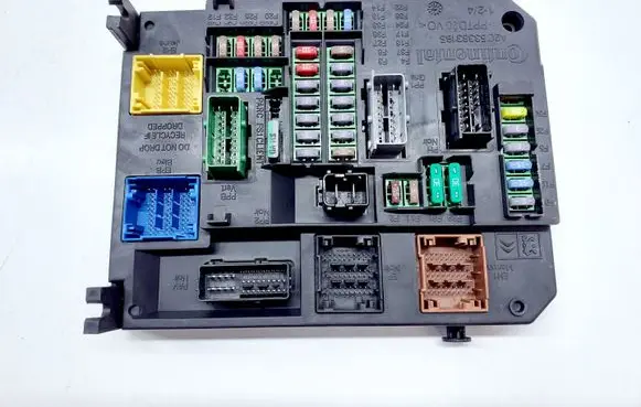 Citroen C4 II Picasso Fuse module 9806687980