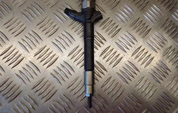 Toyota Avensis T250 Fuel injector 236700R050