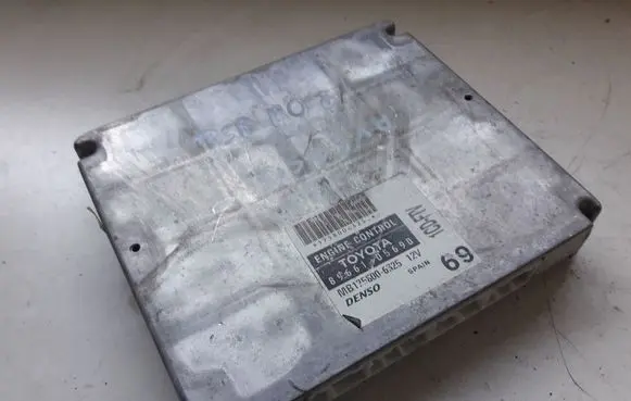 Toyota Avensis T250 Engine control unit/module 8966105690