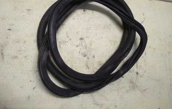 Volkswagen Golf VII Rear door rubber seal (on body) 5G9867914B