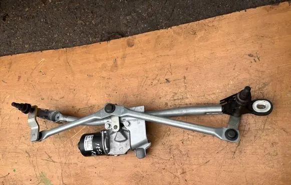 BMW 1 E82 E88 Front wiper linkage and motor 7193036