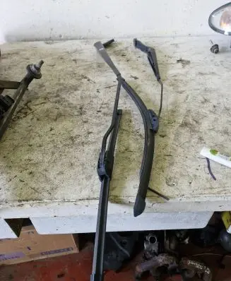 Peugeot 206 Front wiper blade arm