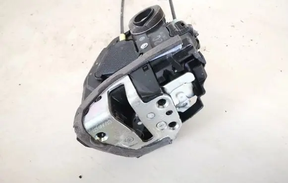 Toyota Urban Cruiser (XP110) Rear door lock