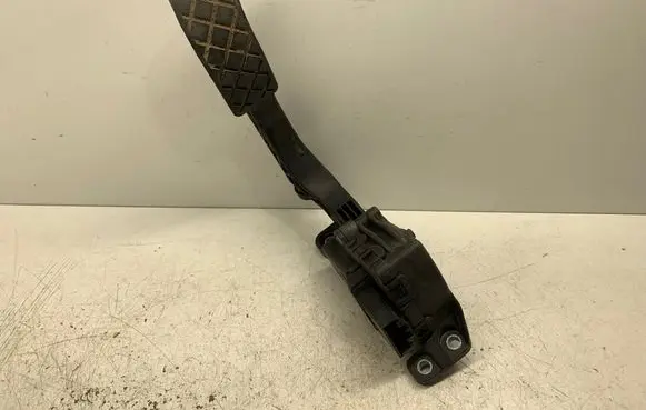 Accelerator throttle pedal