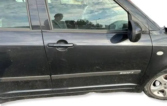 Suzuki Swift I Front door 