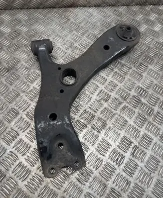 Toyota Avensis T270 Front lower control arm/wishbone 