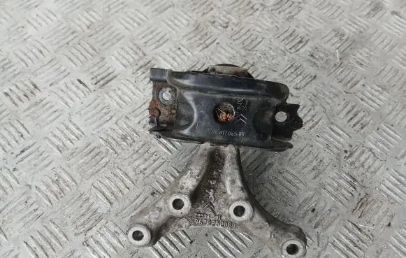 Peugeot 2008 I Engine mount bracket 9681706580 9678252080