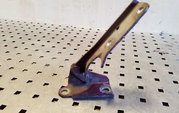 Engine bonnet/hood hinges