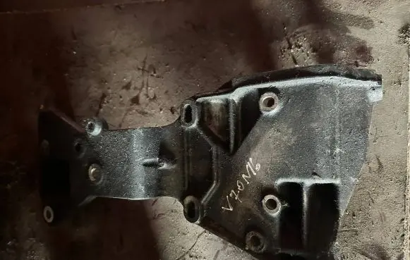 Volvo V70 Engine mounting bracket 30731516