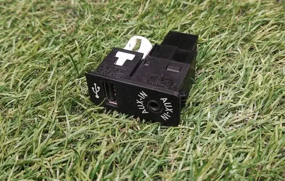 BMW 3 F30 F35 F31 AUX in-socket connector 9229247 8410922924702