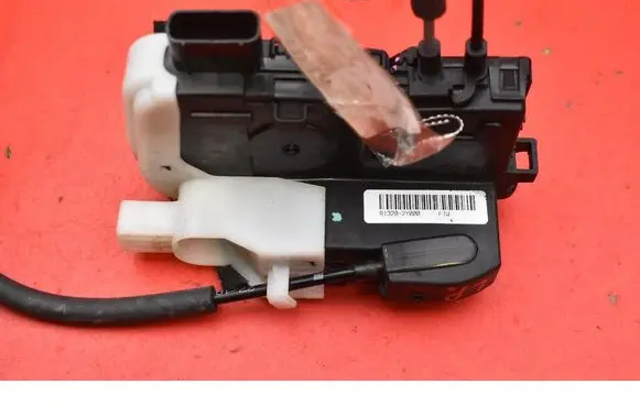Hyundai ix35 Front door lock 813202Y000