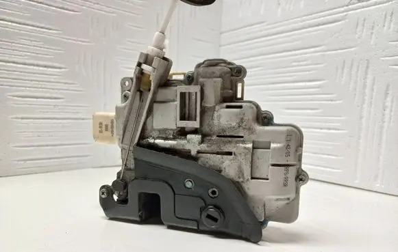 Audi A4 S4 B7 8E 8H Rear door lock