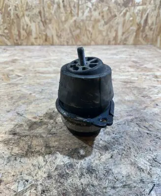 Audi Q7 4L Engine mount bracket 7L8199131A