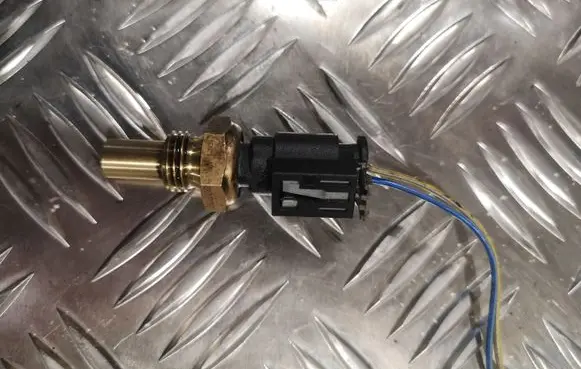 Mercedes-Benz E A207 Oil pressure sensor 08241211800 A0065403681